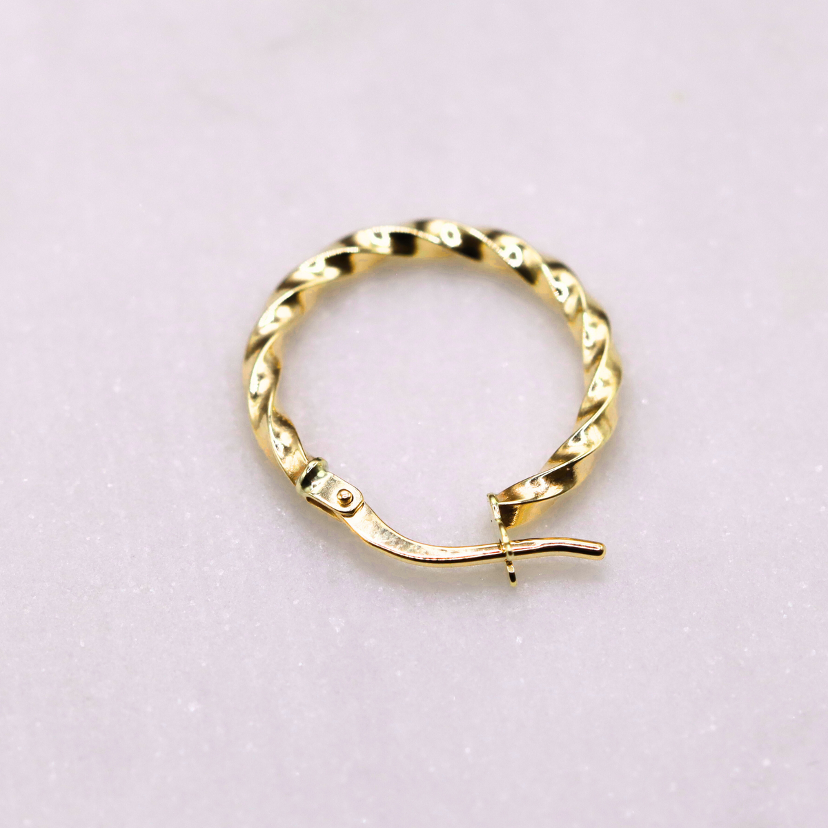 Gedraaide vlechtcreolen 17 mm 14k goud, close-up met zichtbare sluiting