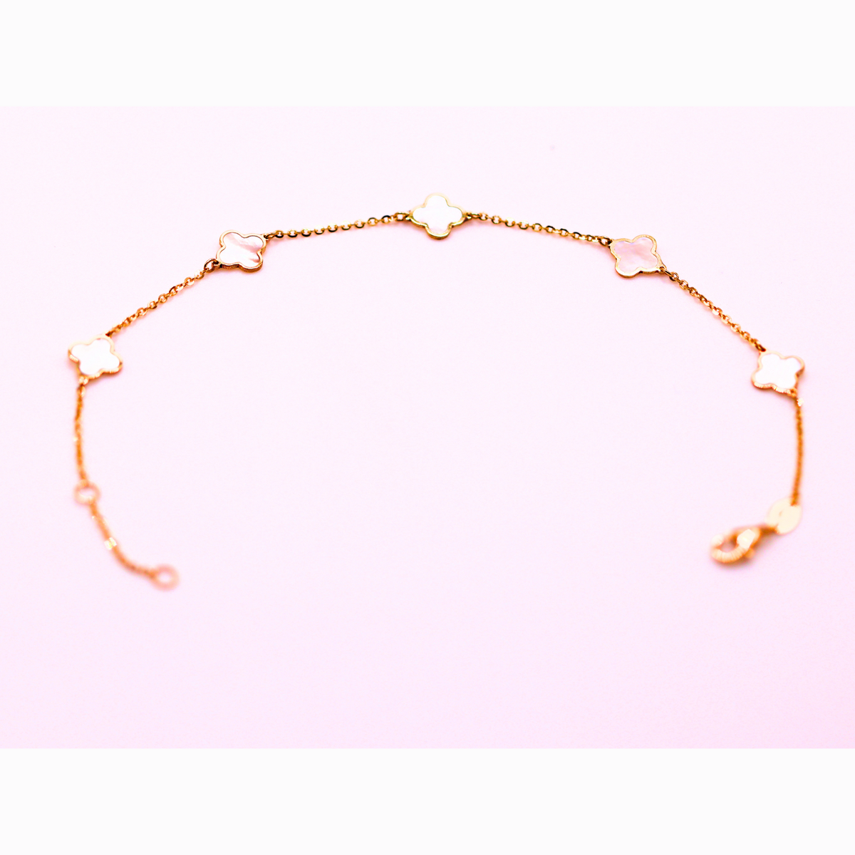 Klaver armband parelmoer detail 1 mm 14k goud, opengelegd met zichtbare sluiting