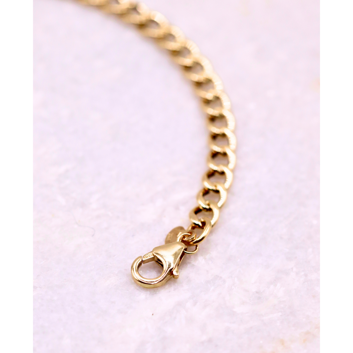 Gourmet armband 4,75 mm 14k goud, detail van de karabijnsluiting