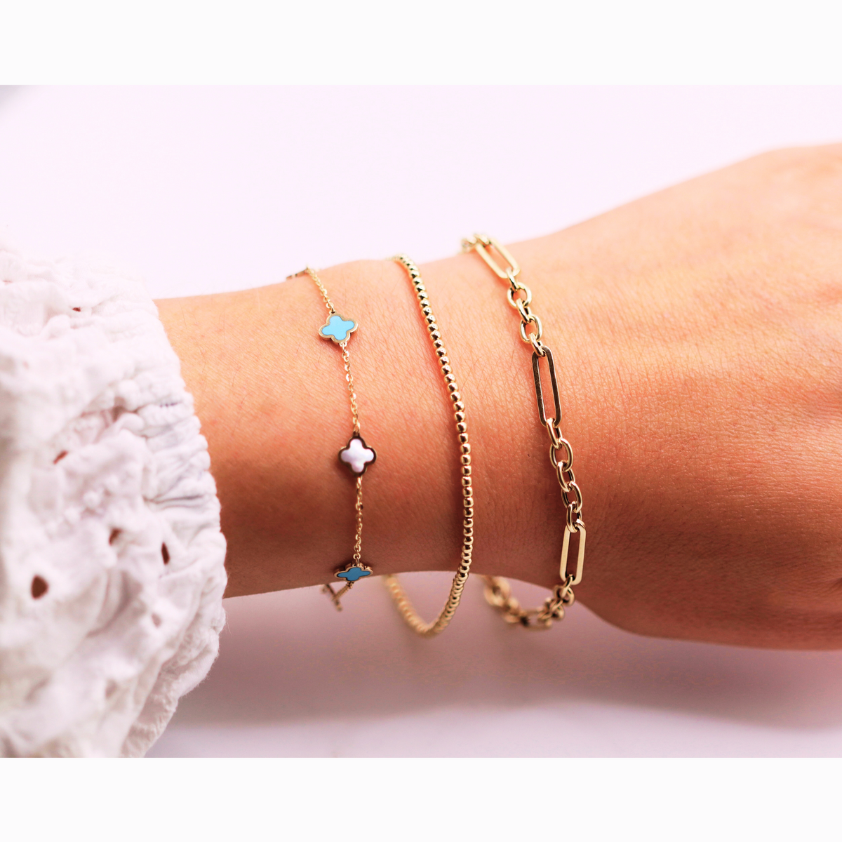 Bolletjes armband 2 mm 14k goud, gedragen in een armbandenset om de pols