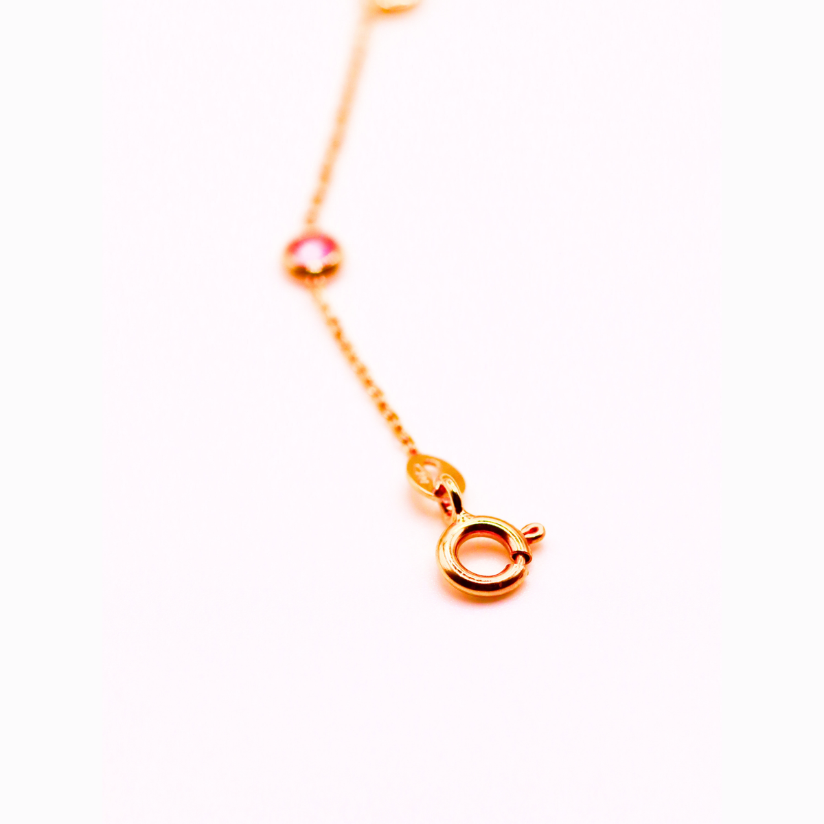 Multicolor armband kristallen 1 mm 14k goud, detail van de springsluiting