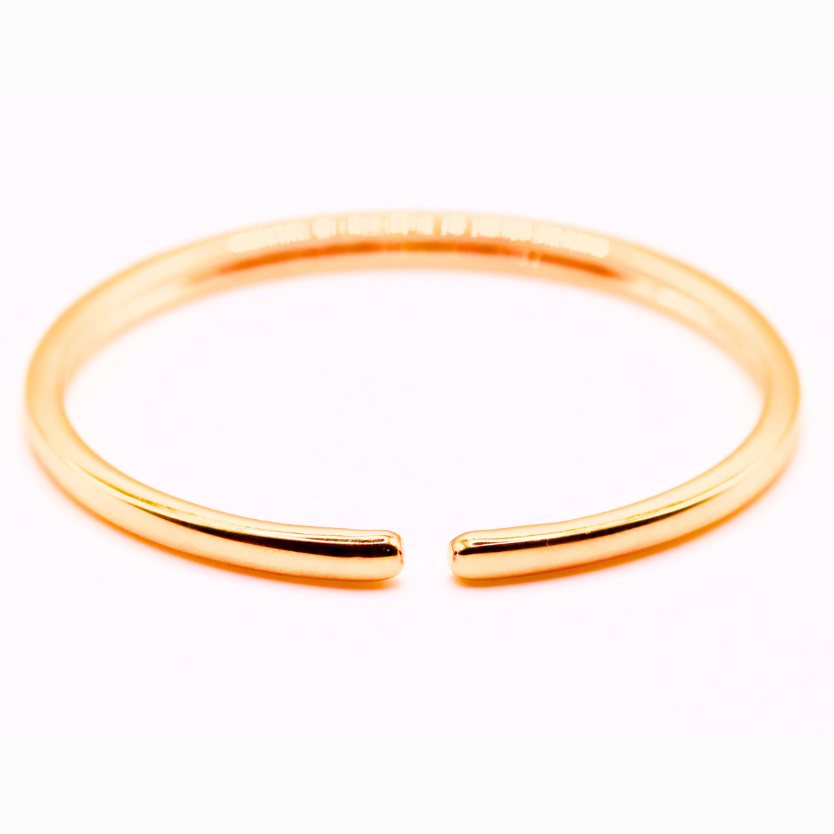 Open bangle 3,75 mm 14k goud, frontaal aanzicht van de open uiteinden