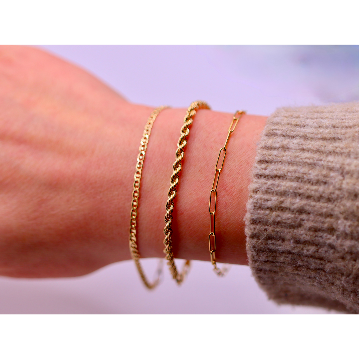 Paperclip armband 2,5 mm 9k goud, gedragen in een armbandenset om de pols