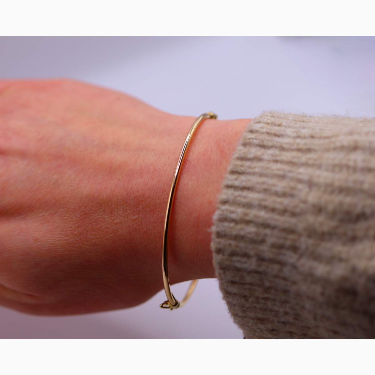 Bangle armband 1,8 mm 14k goud, gedragen om de pols
