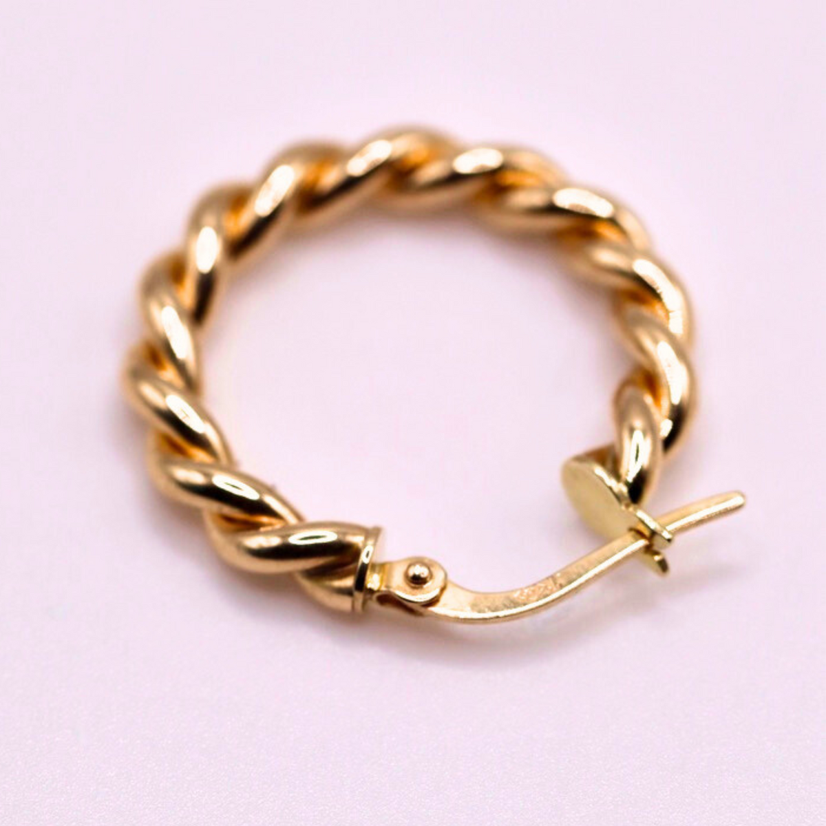 Gedraaide oorringen 22 mm 14k goud, detail van de klapsluiting