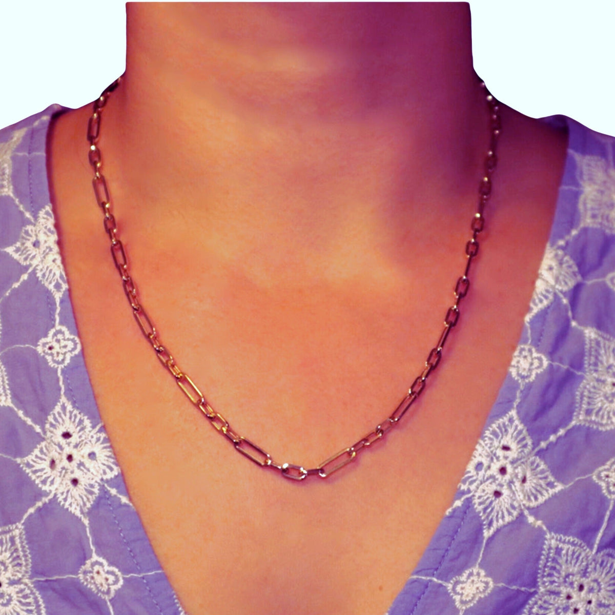 Paperclip ketting 4,5 mm 14k goud, gedragen om de hals door een model