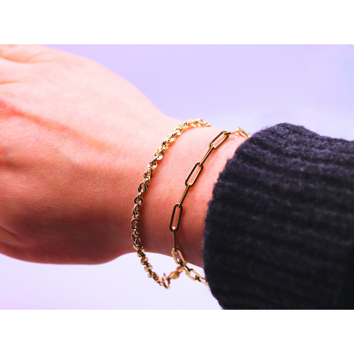 Twist Schakelarmband 3,75 mm 9k goud, gedragen in een armbandenset om de pols