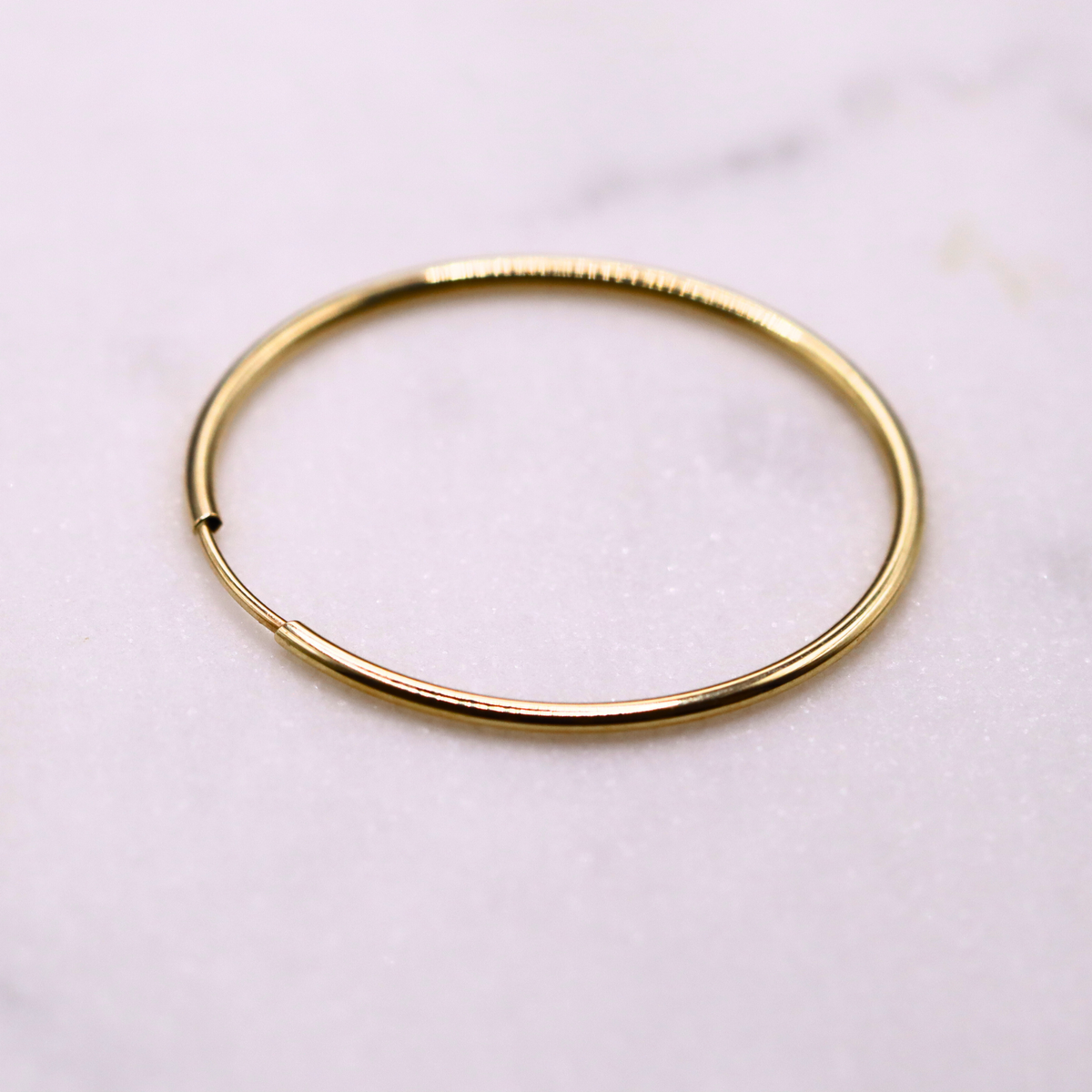 Slanke creolen 30 mm 14k goud, detail van de klapsluiting