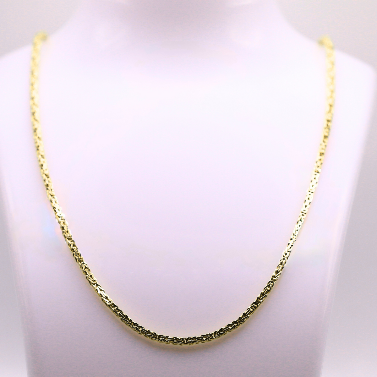 Byzantijnse ketting 2 mm 14k goud op een sieradenbuste