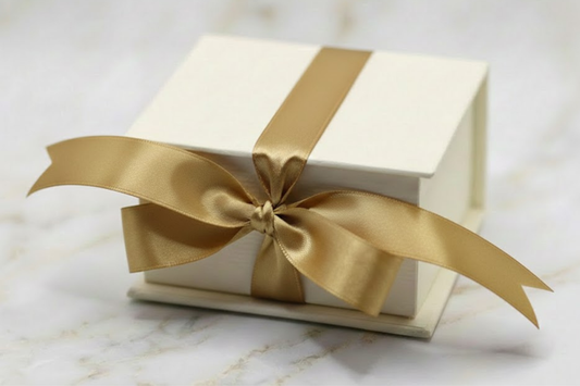 AYN cadeaubox Celebration: crème juwelendoosje met gouden satijnen strik