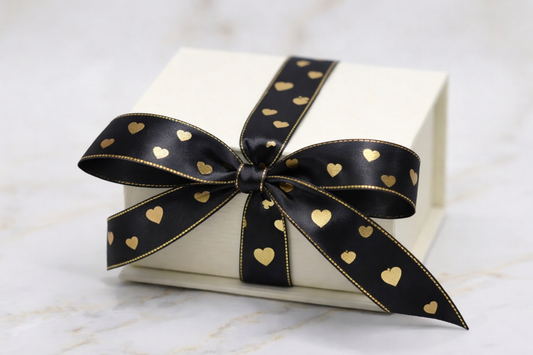 AYN cadeaubox Love: crème juwelendoosje met zwart striklint en gouden hartjes