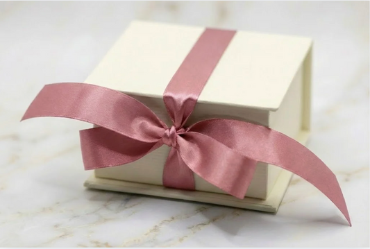 AYN cadeaubox Voor haar: crème juwelendoosje met oudroze satijnen strik