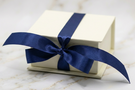 AYN cadeaubox Voor hem: crème juwelendoosje met marineblauw satijnen strik