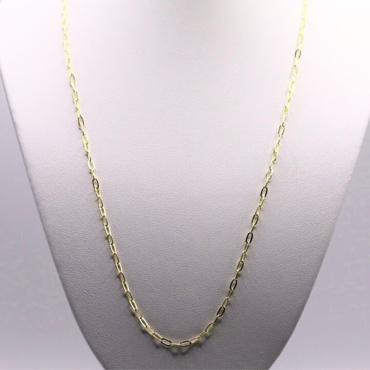 Ovale Schakelketting 2,5 mm 14k goud op een sieradenbuste