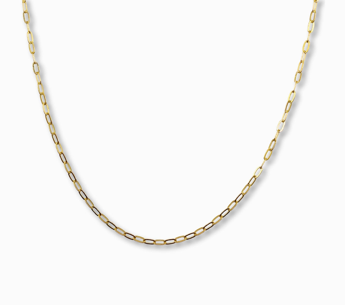 Ovale Schakelketting 2,5 mm 14k goud, hangend op witte achtergrond