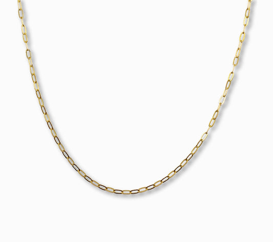 Ovale Schakelketting 2,5 mm 14k goud, hangend op witte achtergrond