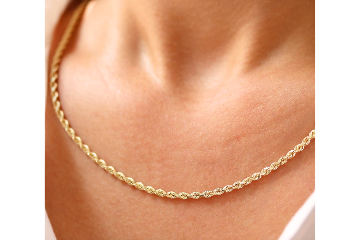 Rope Ketting 2,5 mm 14k goud, gedragen om de hals door een model